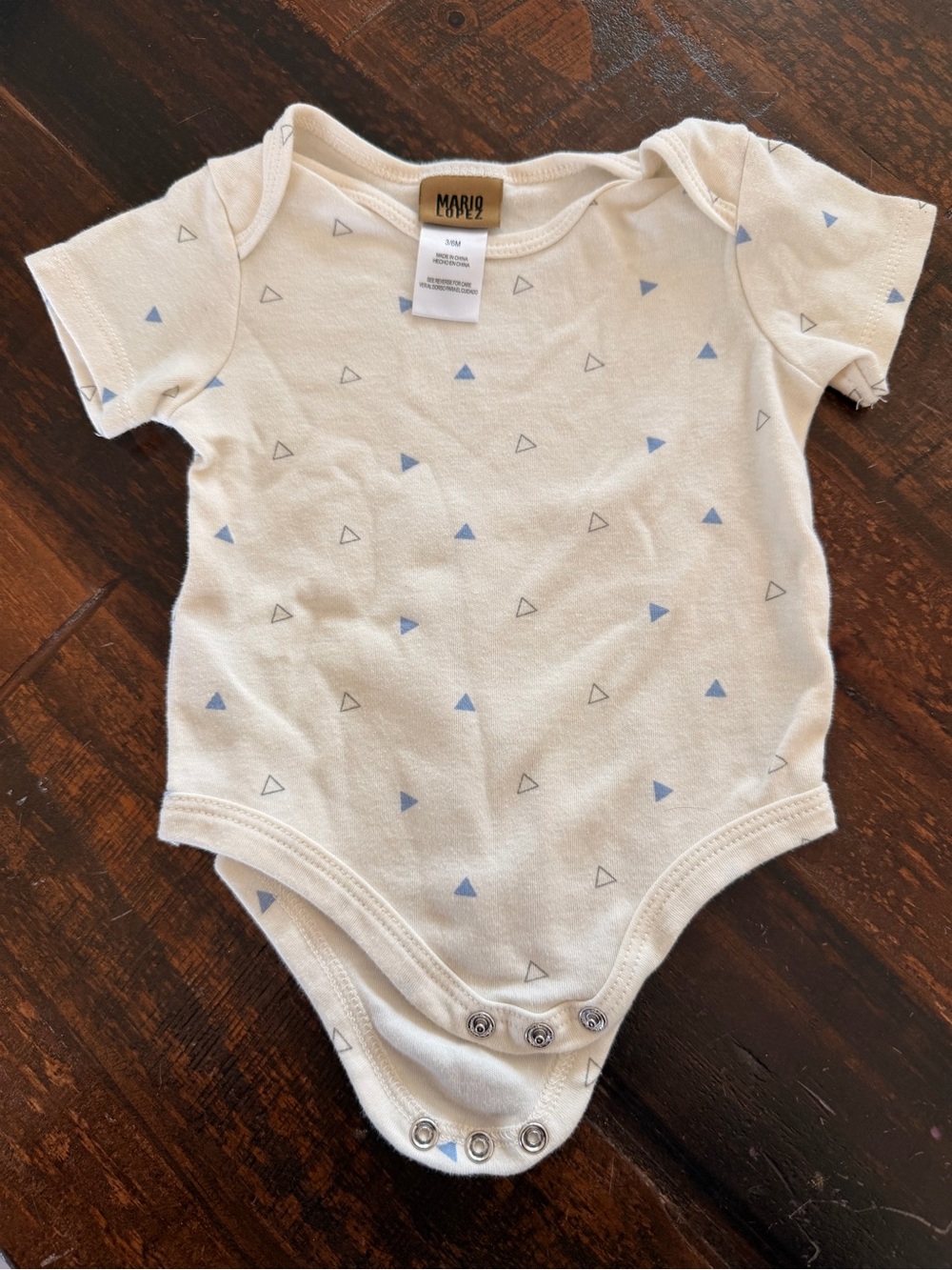 👚CLOSET CLEAN OUT SALE👖 Cream Short-Sleeve One-Piece with Blue Triangles 3/6M